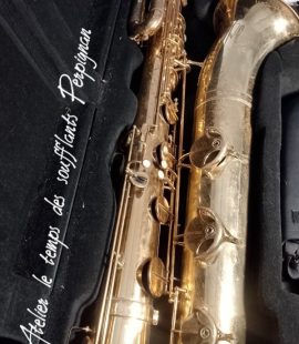 Un saxophone basse SELMER pour réparation à l'atelier. C'est une première. Instrument rare et impressionnant. Il faut avoir le dos et des épaules en pleine forme ou un stand très costaud pour jouer cet instrument.