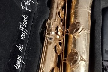 Un saxophone basse SELMER pour réparation à l'atelier. C'est une première. Instrument rare et impressionnant. Il faut avoir le dos et des épaules en pleine forme ou un stand très costaud pour jouer cet instrument.