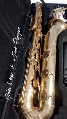 Un saxophone basse SELMER pour réparation à l'atelier. C'est une première. Instrument rare et impressionnant. Il faut avoir le dos et des épaules en pleine forme ou un stand très costaud pour jouer cet instrument.
