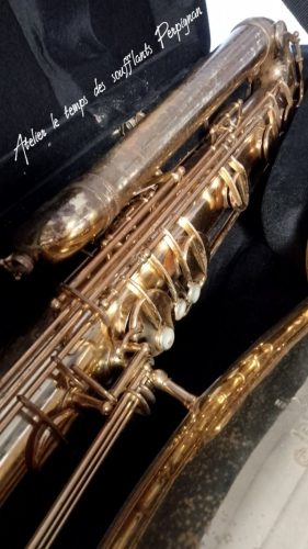 Un saxophone basse SELMER pour réparation à l'atelier. C'est une première. Instrument rare et impressionnant. Il faut avoir le dos et des épaules en pleine forme ou un stand très costaud pour jouer cet instrument.