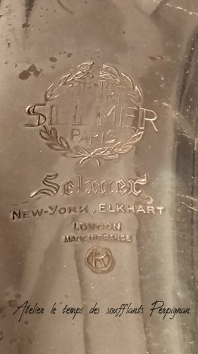 Un saxophone basse SELMER pour réparation à l'atelier. C'est une première. Instrument rare et impressionnant. Il faut avoir le dos et des épaules en pleine forme ou un stand très costaud pour jouer cet instrument.