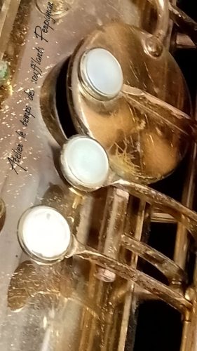 Un saxophone basse SELMER pour réparation à l'atelier. C'est une première. Instrument rare et impressionnant. Il faut avoir le dos et des épaules en pleine forme ou un stand très costaud pour jouer cet instrument.